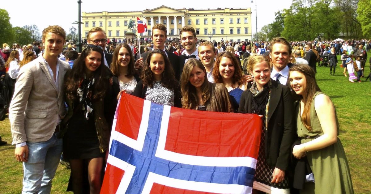 Students holding Norway flag